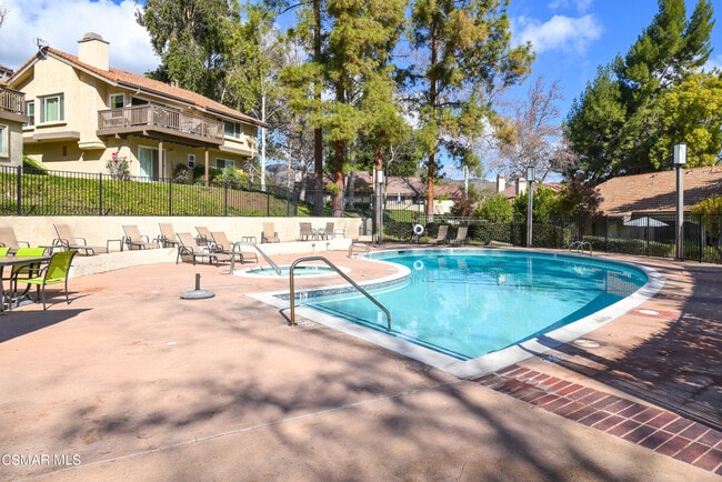 Building Photo - 2 Sparrowhawk Ln