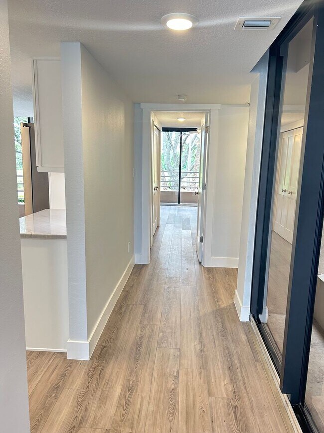 Building Photo - Beautifully Remodeled 2/2 Waterfront Unit in Gated Community!