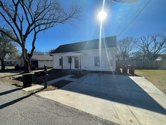 Building Photo - 810 Seven Oaks Rd