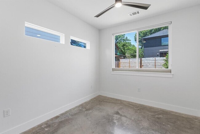 Building Photo - 913 Mansell Ave
