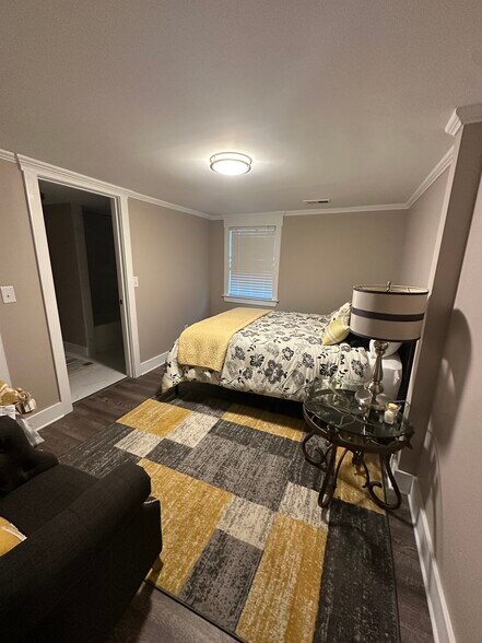 Queen size bed - 464 Holly St NW