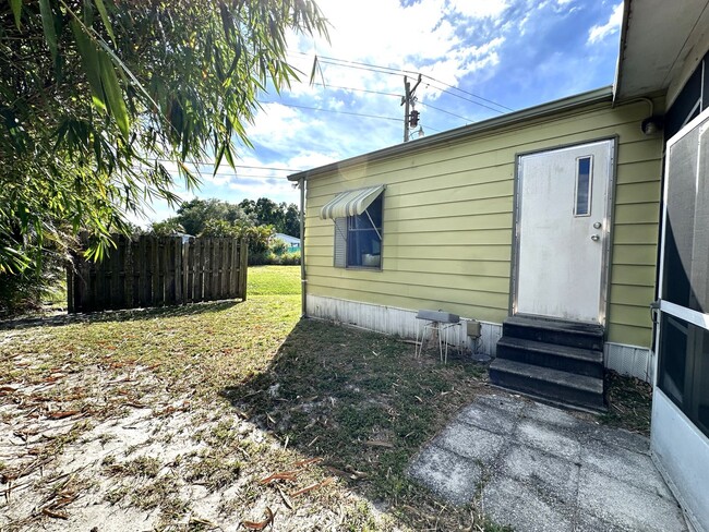 Building Photo - Cute and Quiet 2/2 in N. Ft. Myers