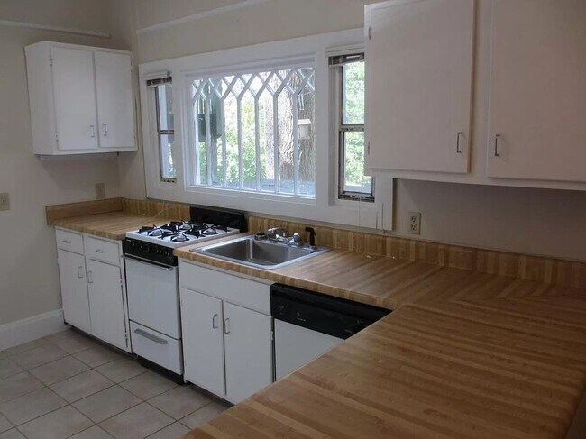 Primary Photo - 852 Monroe Dr NE