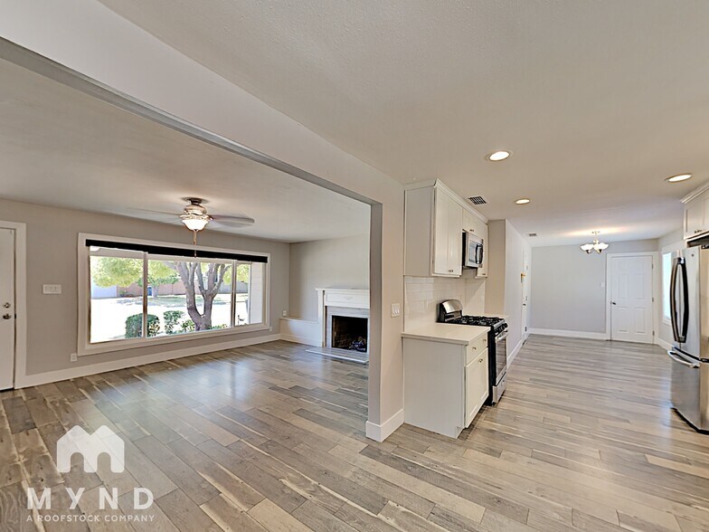 Building Photo - 2428 Drayton Dr