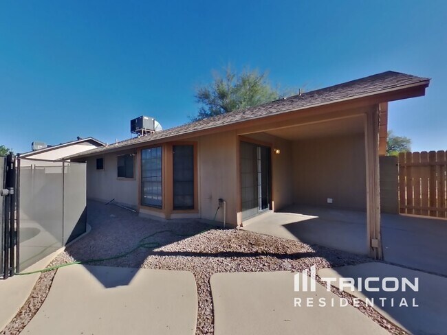 Building Photo - 1618 N Arrowhead Dr