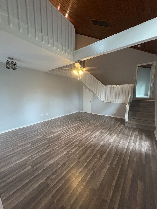 Building Photo - Charming 3 Bed, 2 Bath Tri-Level Home