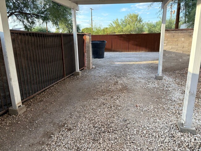 Building Photo - 2 bedroom, 1 bathroom house near Universit...