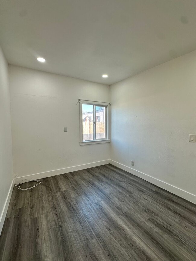 Building Photo - 730 E 48th St