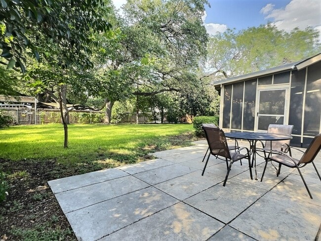 Building Photo - 635 Rockhill Dr