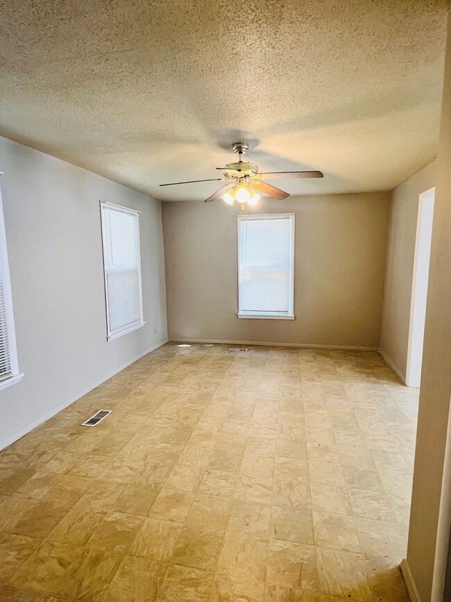 Building Photo - Spacious 2 Story Home