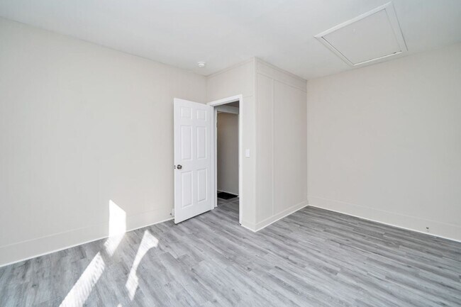 Building Photo - 611 Bell St