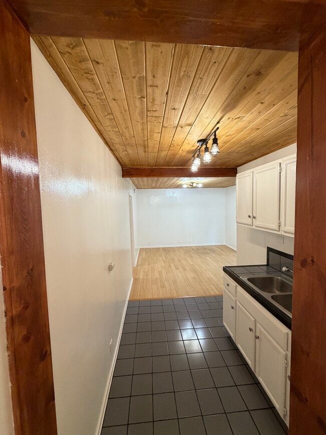 Extra Lounge Room w/ Bar Area - 20 20th Ave