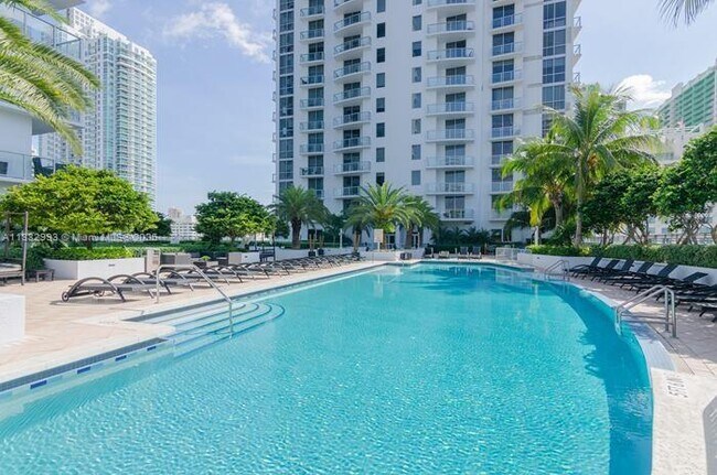 Building Photo - 1060 Brickell Ave