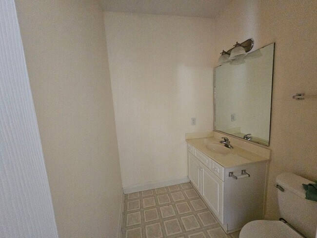 Building Photo - 413 Cypress Dr