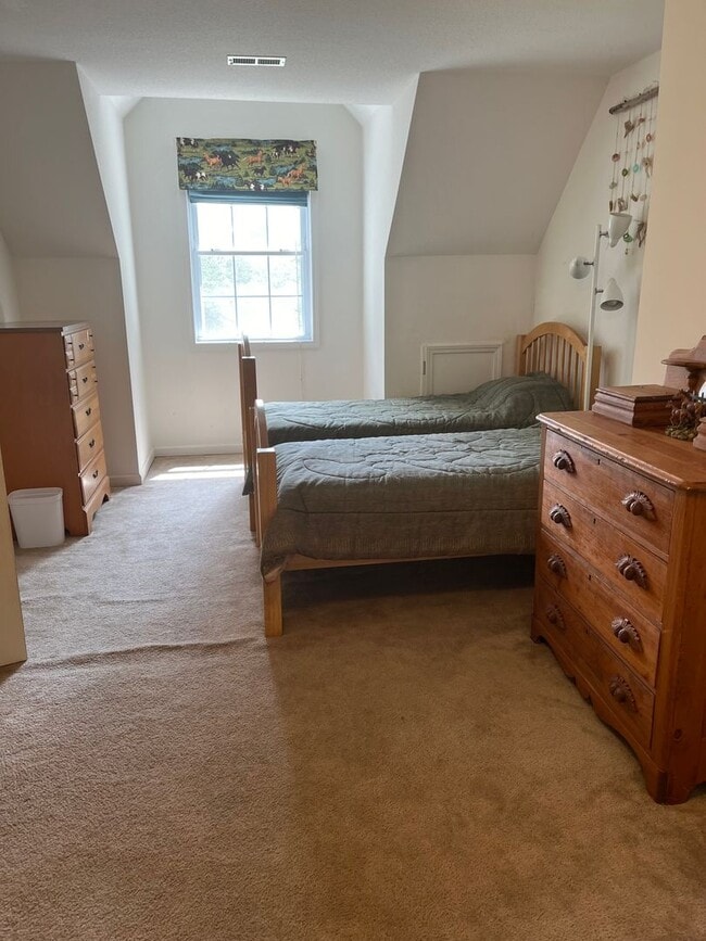 Building Photo - 3 Bedroom/2 Bathroom Furnished Rental Available from June 15, 2026 through March 31, 2027