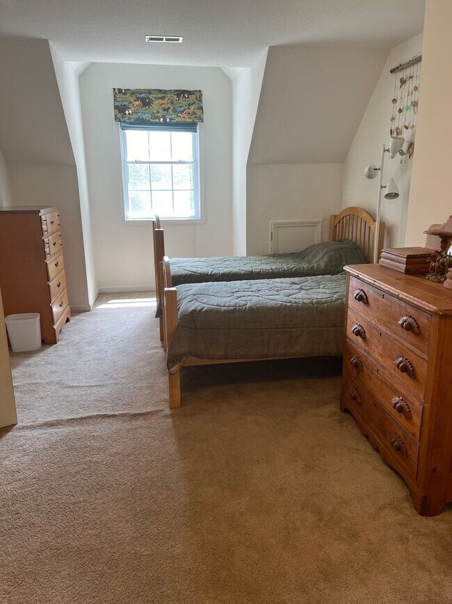 Building Photo - 3 Bedroom/2 Bathroom Furnished Rental Available through March 31, 2027