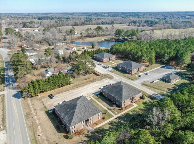 Building Photo - 3 Bedroom 3 Bathroom Apartment close to Ca...