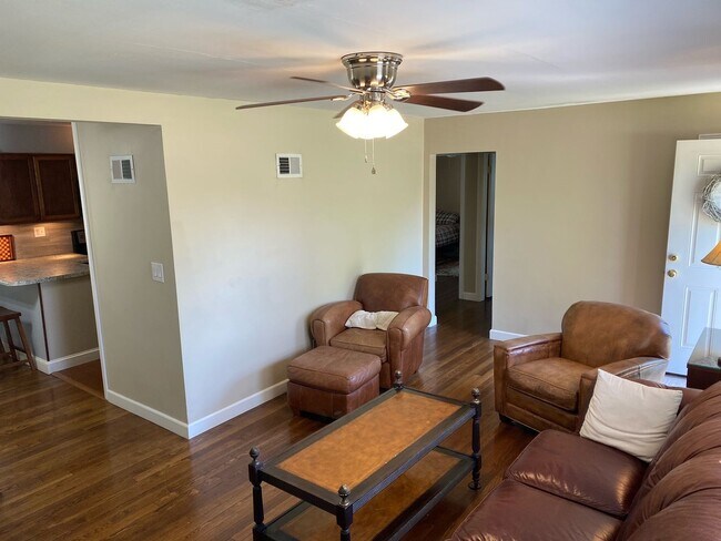 Building Photo - 2 Bedroom Home Quick access to KU MED