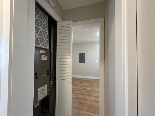 Building Photo - Rent Special! - Gorgeous 3 Bed + Bonus Roo...