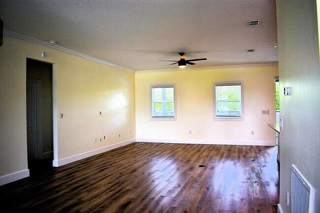 Building Photo - 1217 SW Marmore Ave