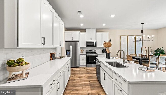 Building Photo - 8 Shamrock Cir