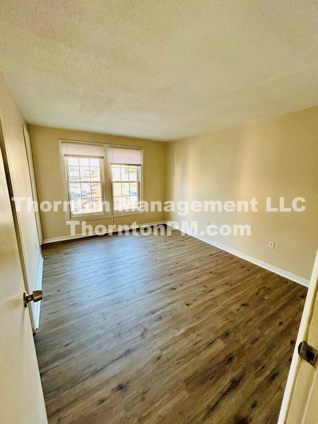 Building Photo - Charming 2 Bedroom Townhouse