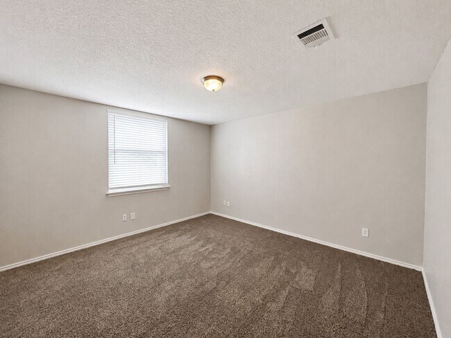 Building Photo - Spacious 4-bedroom, 3-bath home offering approximately 2,840 square feet in the gated Lakeside at...