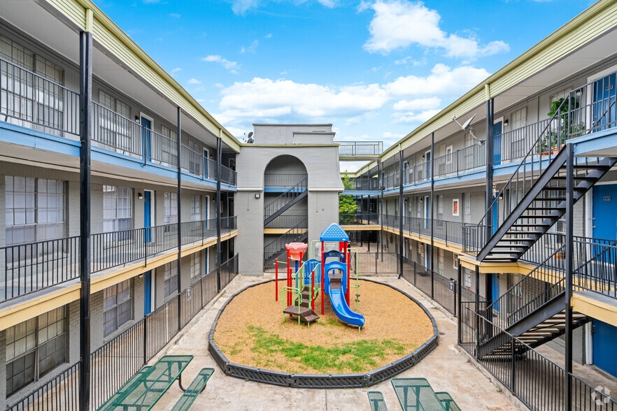 Building Photo - Sharpstown Manor