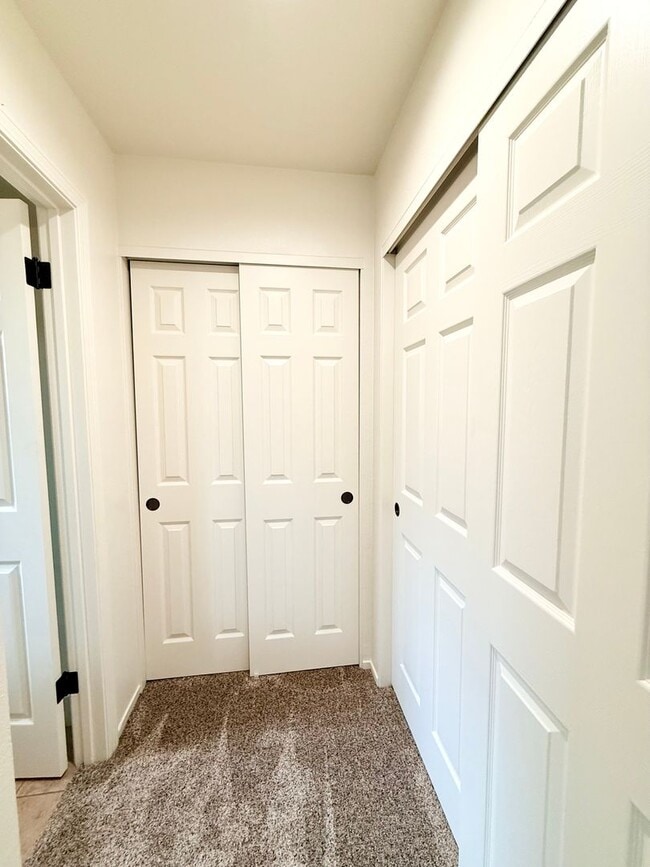 Building Photo - Lovely 3 Bedroom 2 Bathroom Available Now!