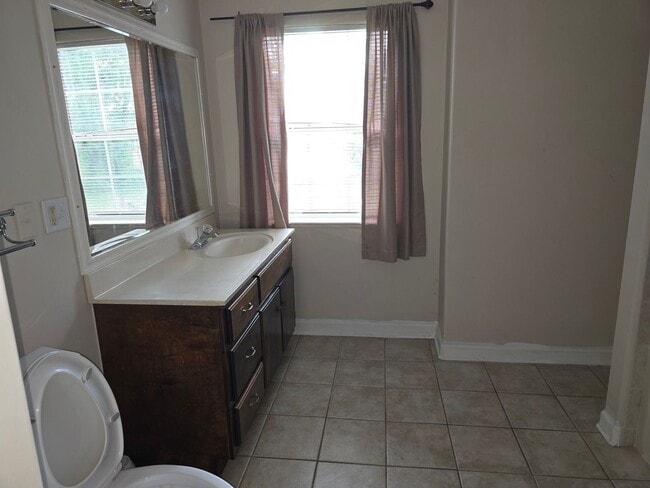 Building Photo - Charming 2-bedroom, 2-bathroom home