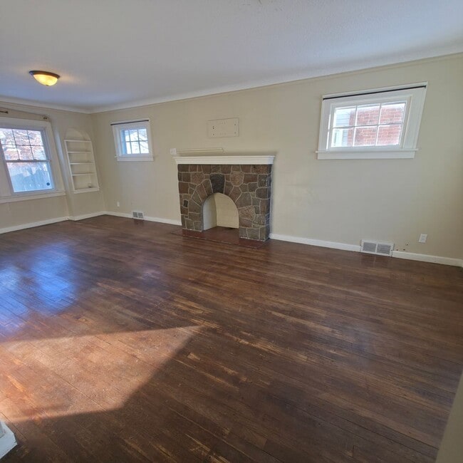 Building Photo - BEAUTIFUL 4 BEDROOM TUDOR STYLE HOME IN EUCLID