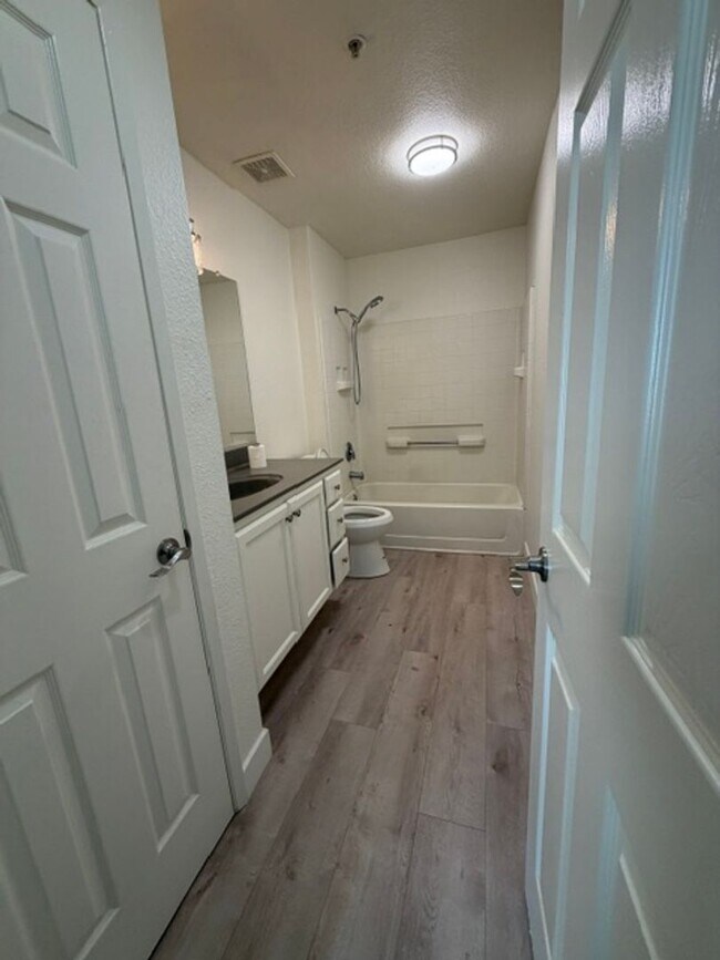 Building Photo - Very Nice 2 Bedroom and 2 Bathroom Apartment $2,425 + $125.00 WSG