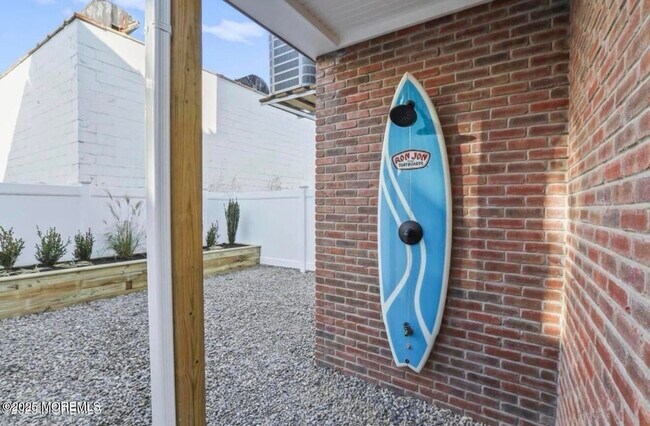 Building Photo - 7 Center St