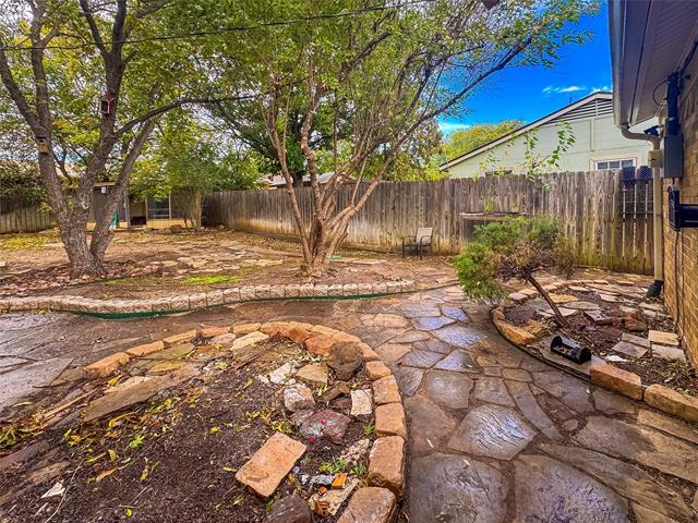 Building Photo - 1302 N San Saba St