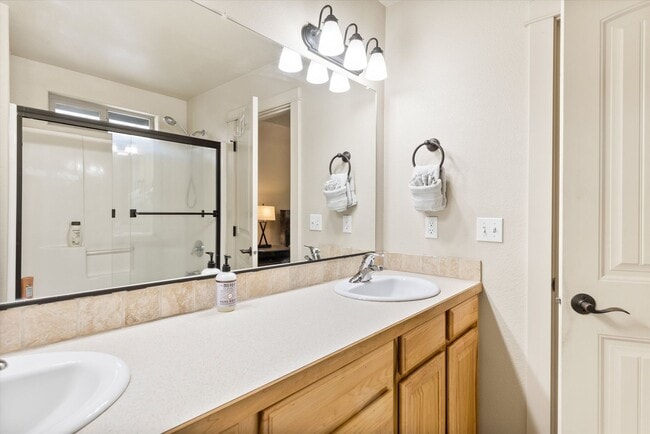 Building Photo - Charming, Furnished 3 bedroom Home w/ Garage