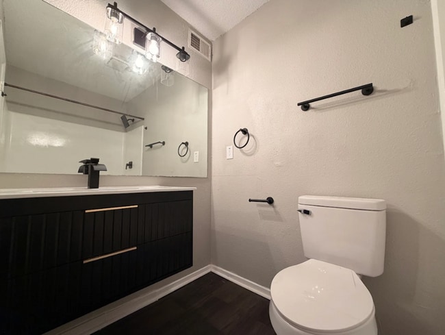 Building Photo - 2 Bed and 2 Bath in Norcross!