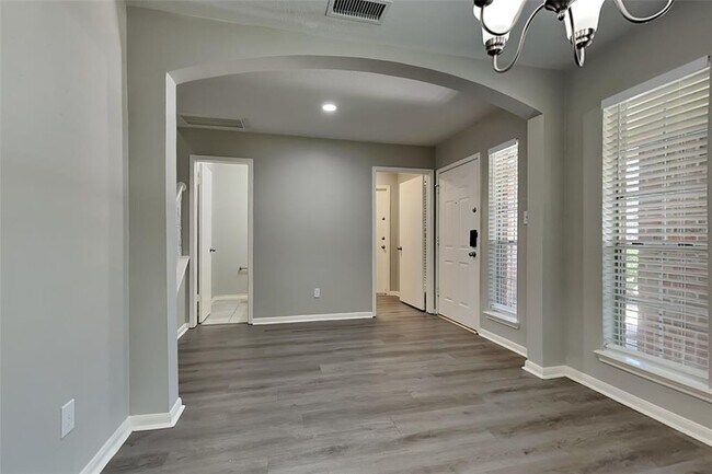 Building Photo - 1714 Sterling Village Dr