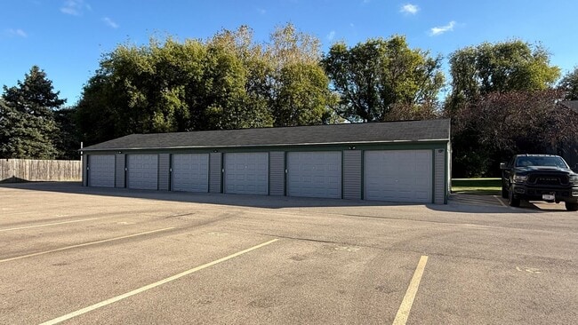 Building Photo - Lower 2-Bedroom | Heat Included & Fully Renovated