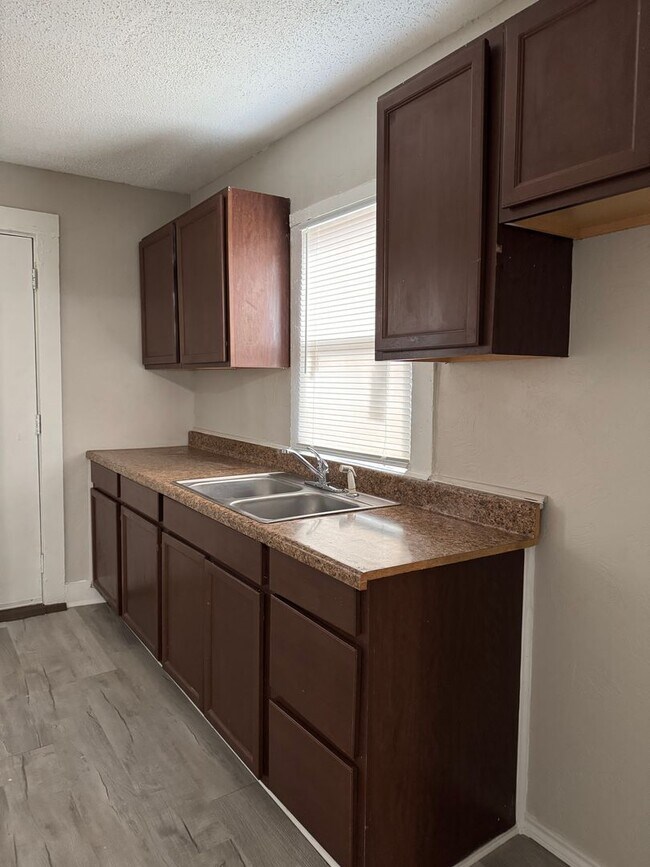 Building Photo - 702 N Buchanan St