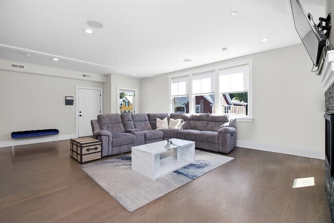 Building Photo - 2 Elm St