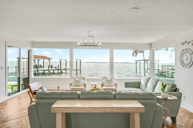 Building Photo - Gorgeous Riverfront 3/2 with dock!!