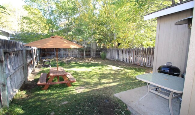 Building Photo - 928 NE Hidden Valley Dr