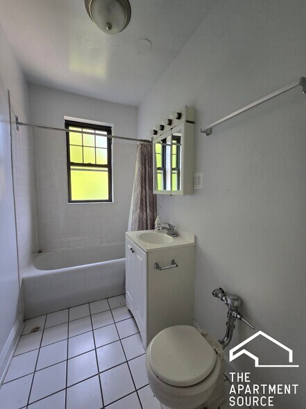 Building Photo - 927 Forest Ave