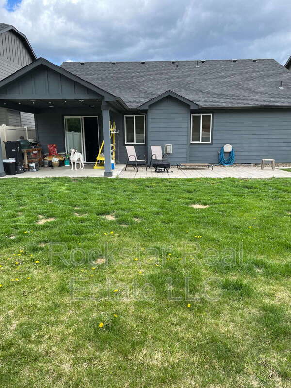 Building Photo - 1327 N Rogue River St