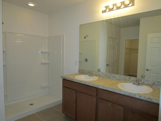 Building Photo - 913 SW 10th Pl