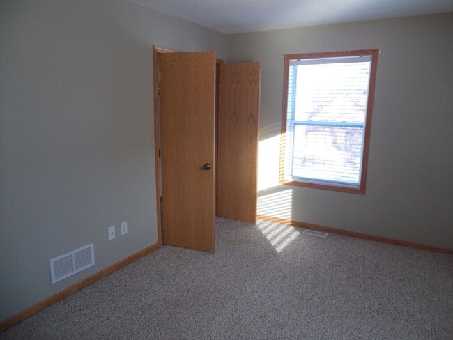 Building Photo - 3 Bedroom, 1 Bathroom Home.
