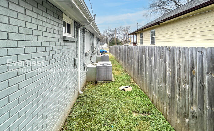 Building Photo - 1732 17th Ave N