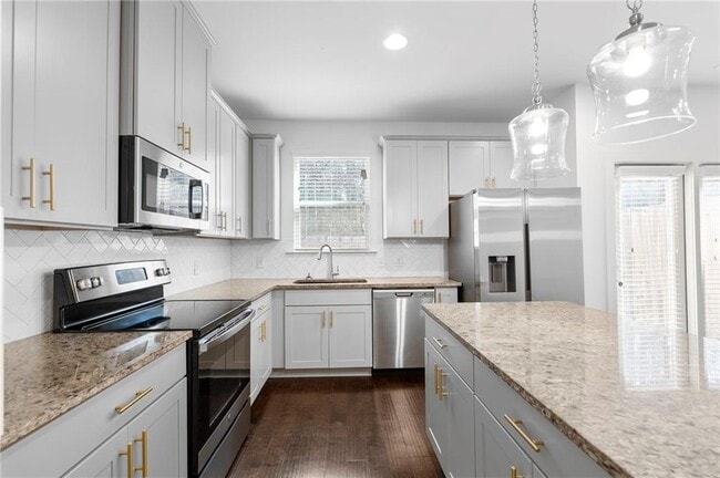 Building Photo - 1821 Edgehill Dr