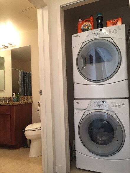 Washer/Dryer - 175 W St James St