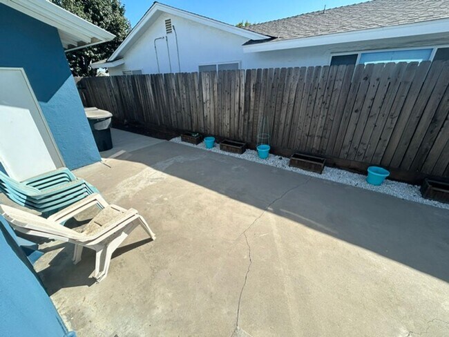 Building Photo - 2647 W Evergreen Ct